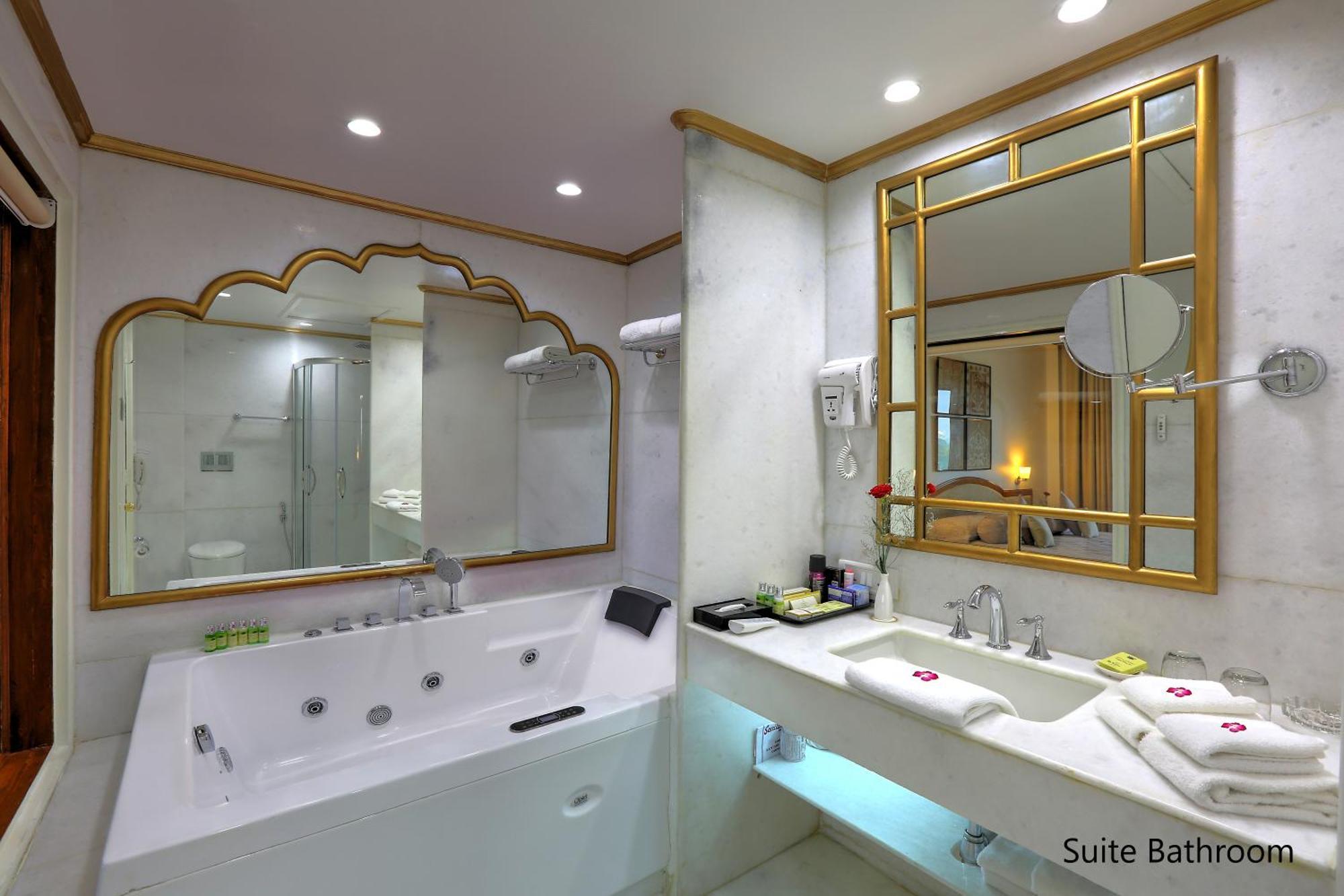 Hotel Clarks Shiraz Agra  Exterior foto