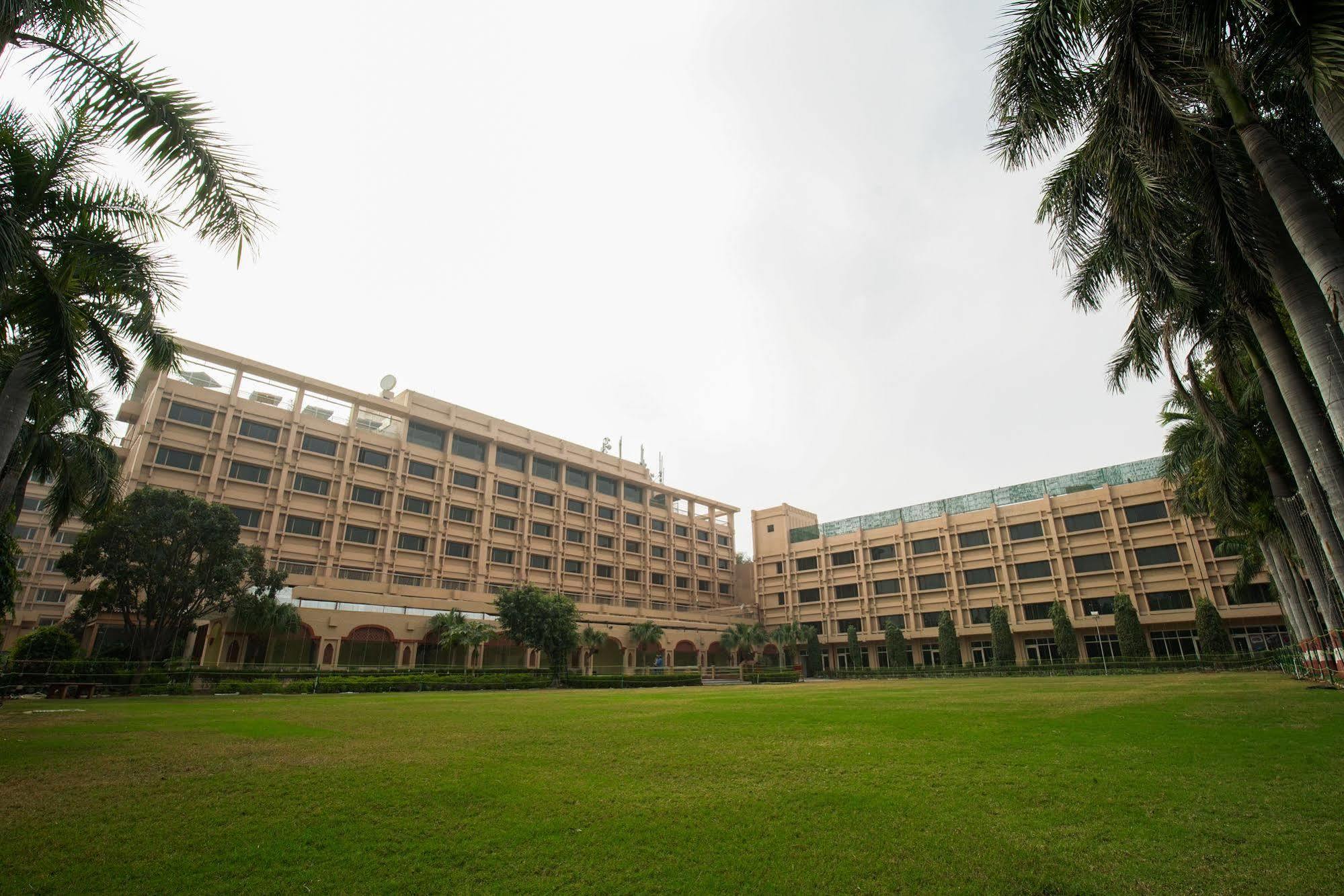 Hotel Clarks Shiraz Agra  Exterior foto